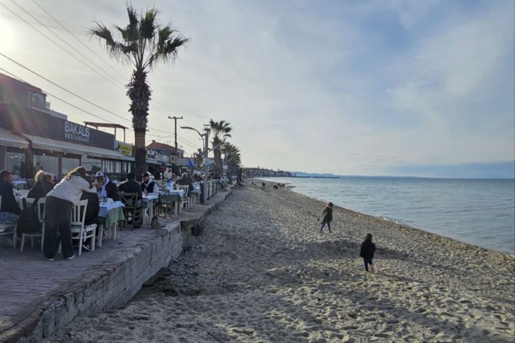 Top destinacije u Grčkoj – Pefkohori plaža sa restoranima i šetalištem uz more