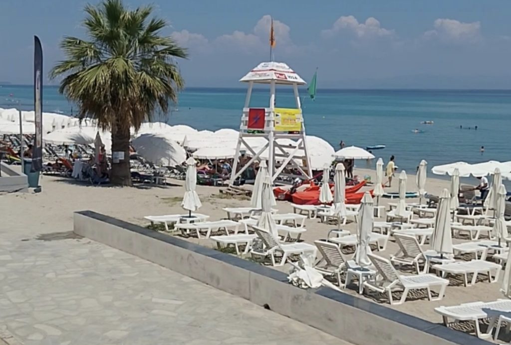 Hanioti plaža sa ležaljkama i spasilačkom kulom, jedno od top mesta za letovanje u Grčkoj
