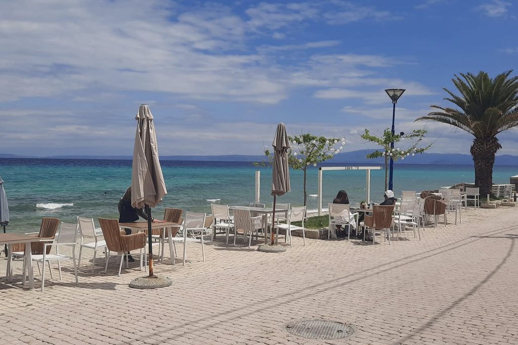 Polihrono šetalište uz more sa restoranima i pogledom na more, jedno od top mesta za letovanje u Grčkoj