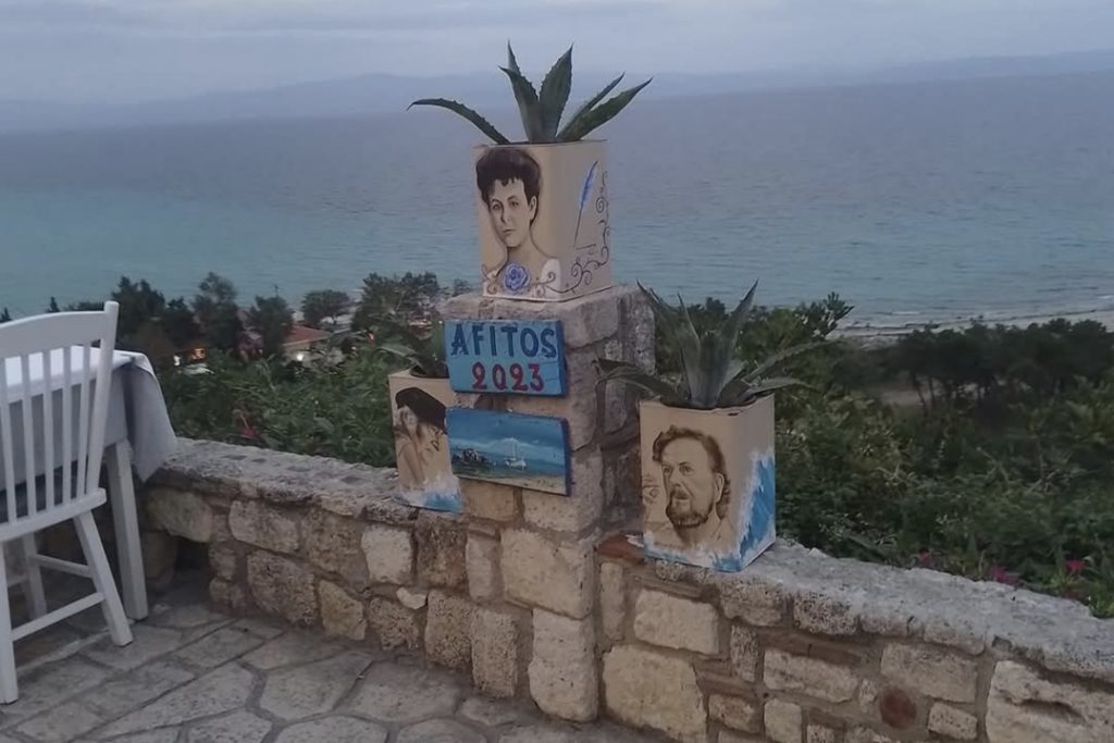 Afitos Halkidiki pogled na more sa tradicionalnim detaljima i umetničkim elementima, jedno od top mesta u Grčkoj