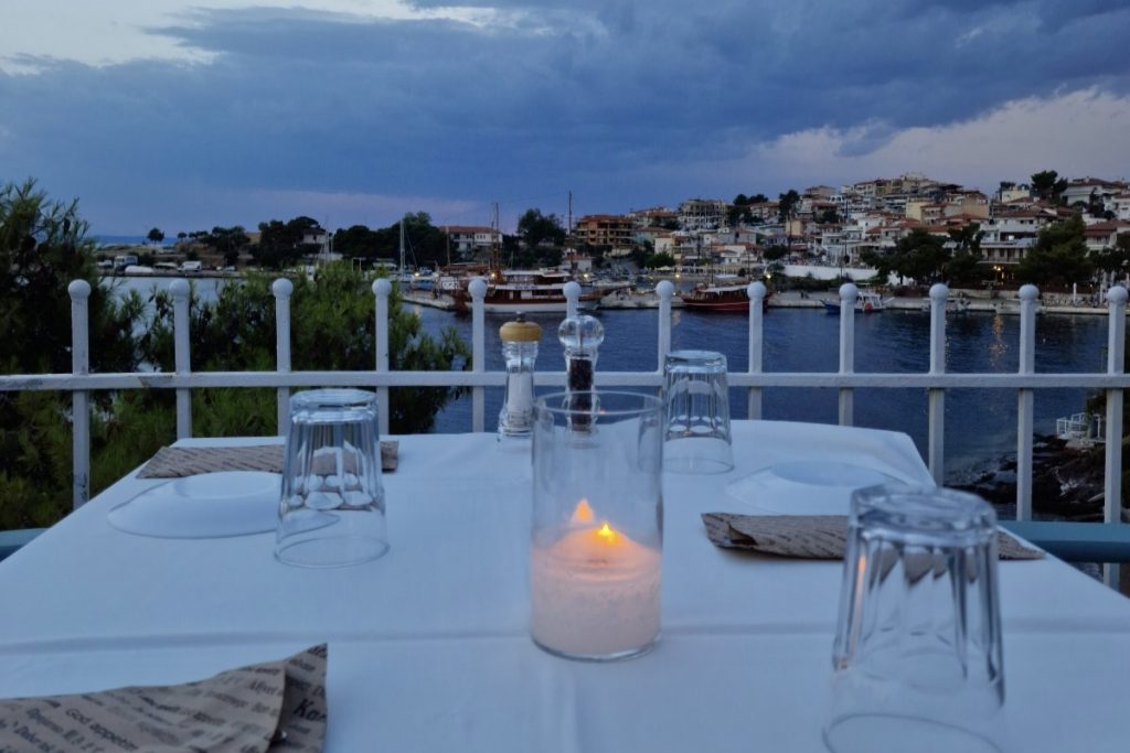 Neos Marmaras restoran sa pogledom na luku i more u večernjim satima, jedno od top mesta za letovanje u Grčkoj