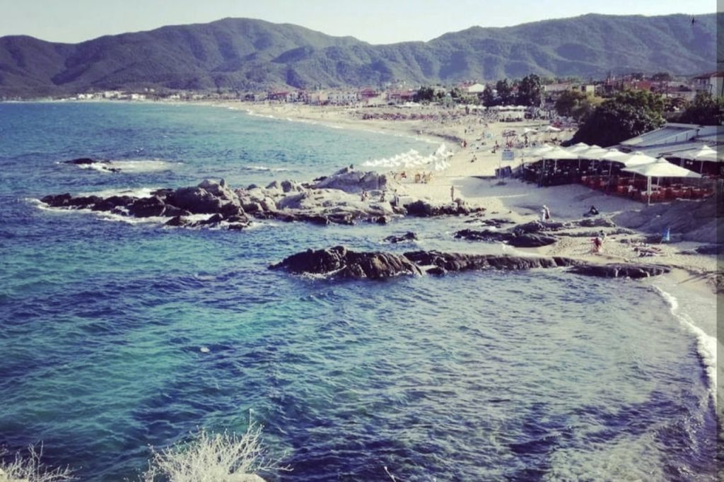 Sarti plaža sa pogledom na more, jedno od top mesta na Halkidikiju