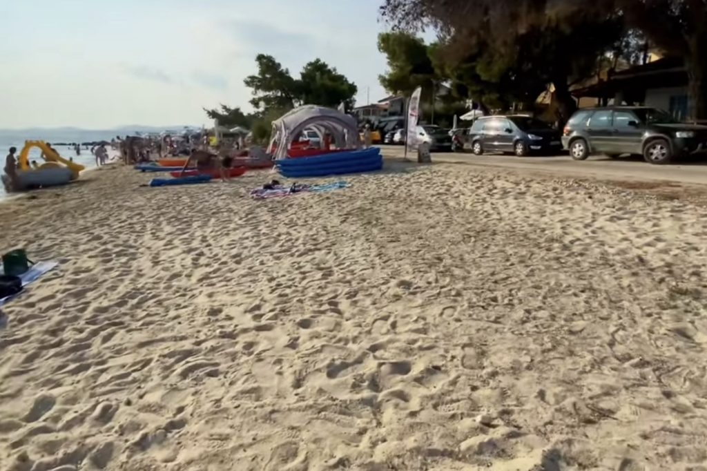 Nikiti plaža sa porodicama i decom, peščana obala i mirno more, jedno od top mesta u Grčkoj