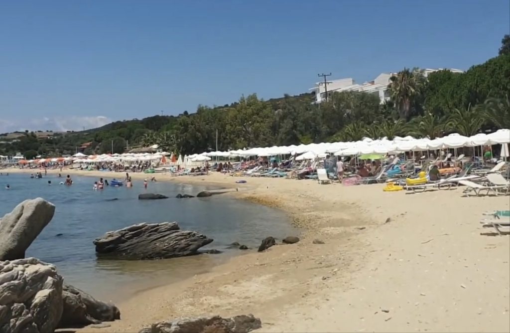 Uranopolis plaža sa ležaljkama i čistim morem, popularna destinacija na Halkidikiju i jedno od top mesta u Grčkoj