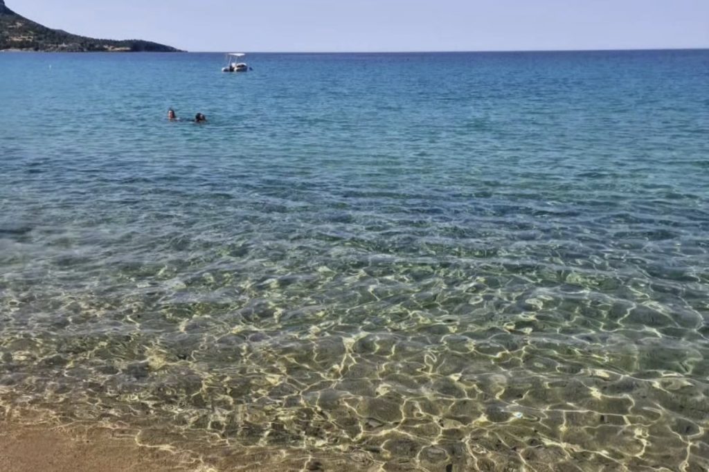 Plaža Toroni na Sitoniji sa kristalno čistim morem