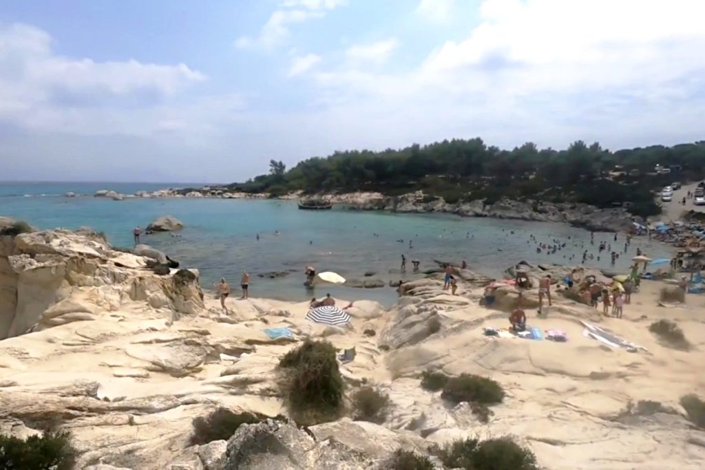Orange Beach Sitonija Halkidiki poznata Portokali plaža sa stenama i tirkiznim morem