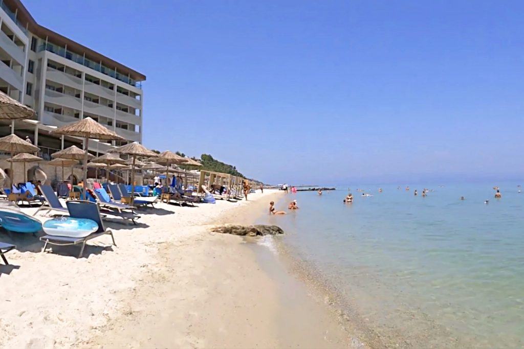 Kallithea Beach Kasandra Halkidiki, uređena plaža sa ležaljkama i hotelima uz more
