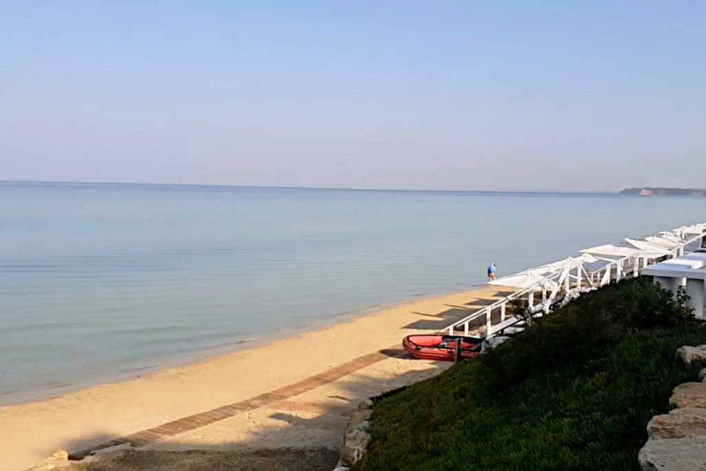 Sani Beach Kasandra Halkidiki, luksuzna peščana plaža sa mirnim morem i uređenim ležaljkama