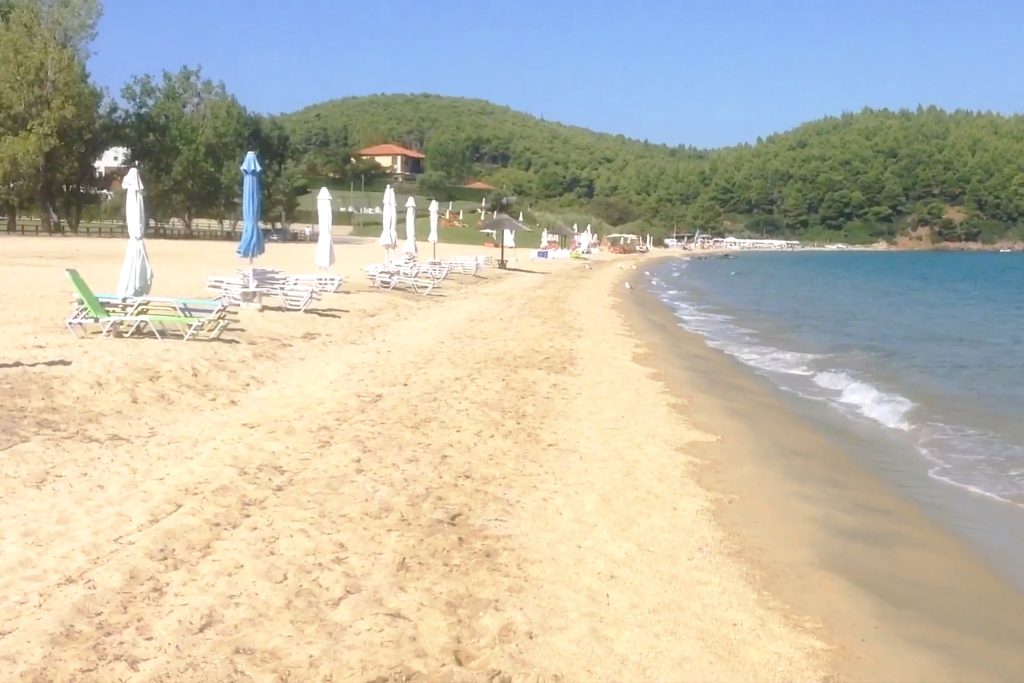 Komitsa Beach Atos Halkidiki, peščana plaža sa ležaljkama i mirnim morem u blizini Svete Gore