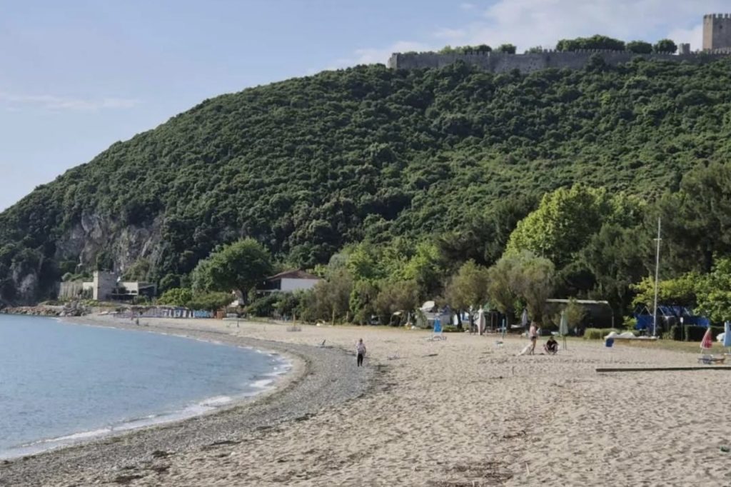 Platamonas plaža u Olimpskoj regiji – peščana obala sa pogledom na planinu Olimp i čisto more