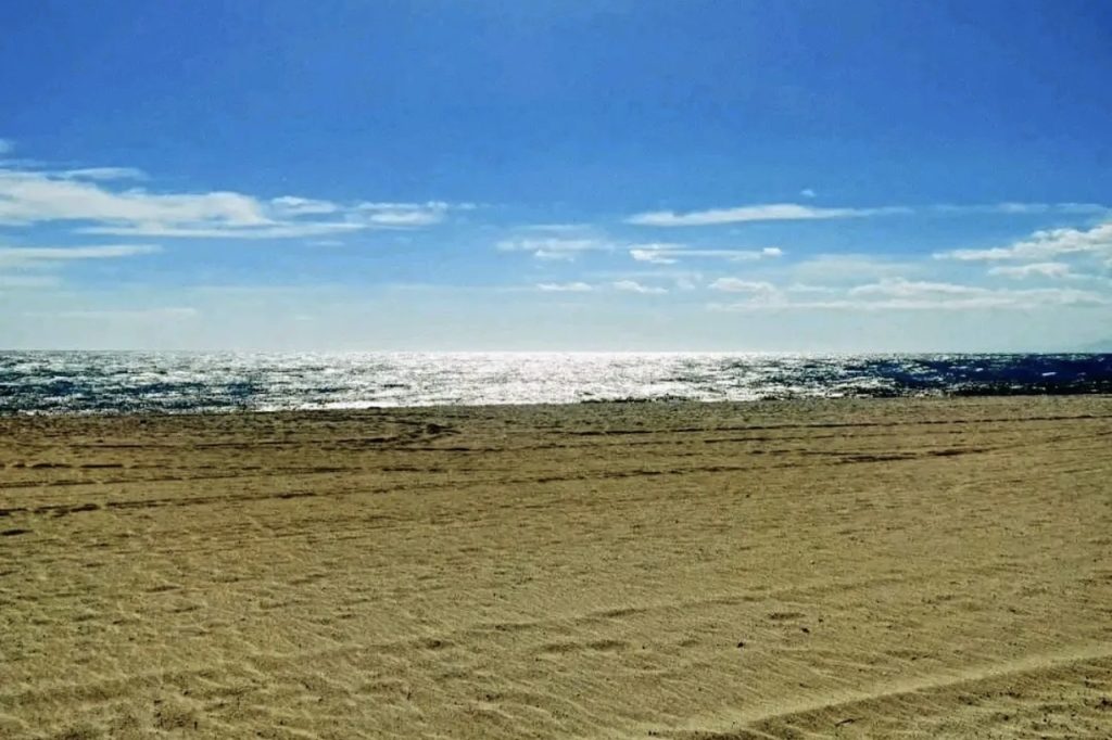 Olympic Beach u Olimpskoj regiji – duga peščana plaža sa plitkim morem idealna za porodice