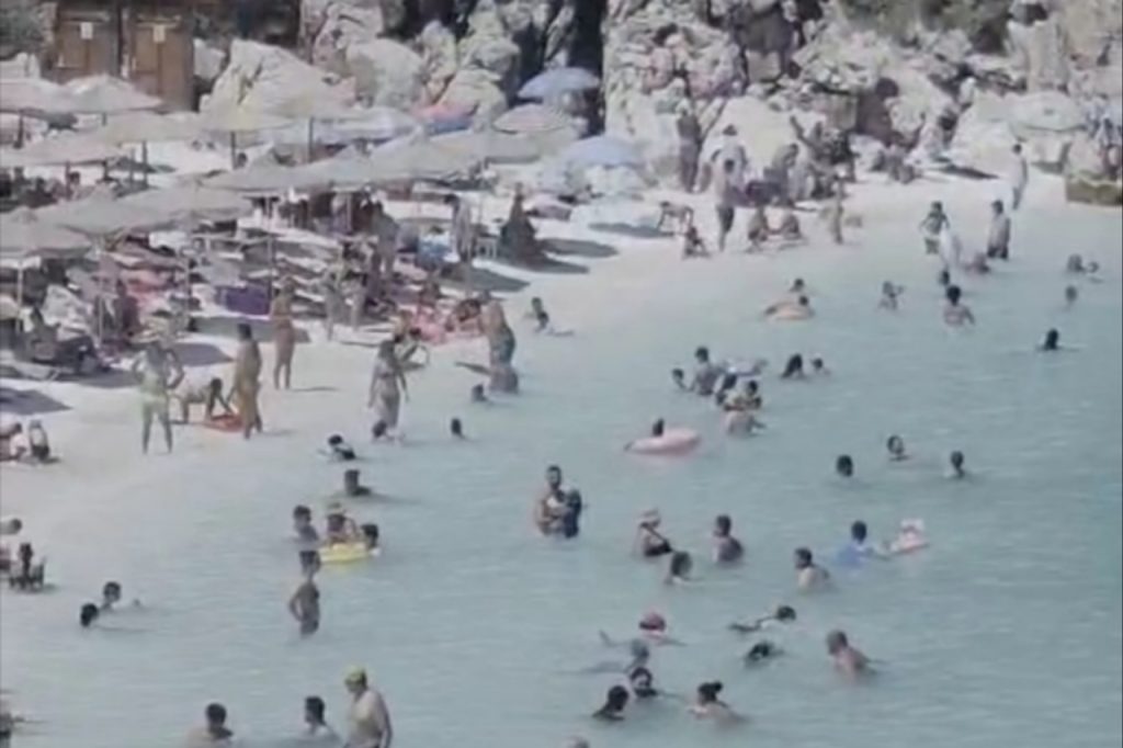 Marble Beach na Tasosu sa belim mermernim oblucima i plavim morem