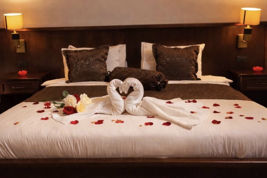 SKY Hotel Gevgelija romantična soba sa dekoracijom kreveta