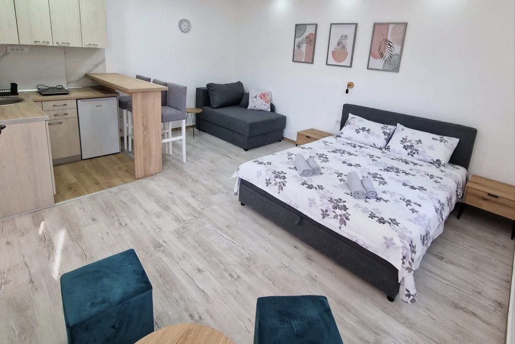 Studio apartman ZED Apartmani Leskovac sa bračnim krevetom, kuhinjom i trpezarijom