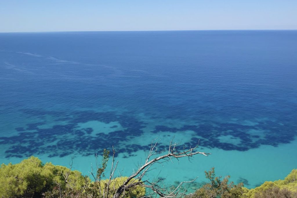 Pogled sa visine na tirkizno more Lefkade i obalu sa kristalno čistom vodom