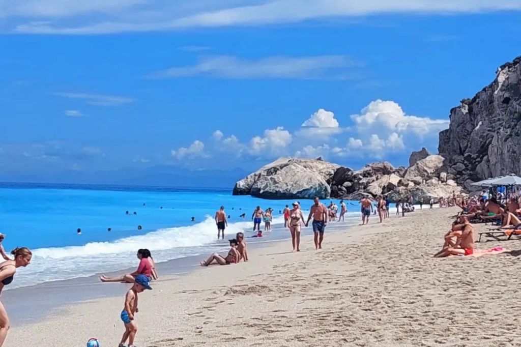 Kathisma plaža na Lefkadi – jedna od najpoznatijih peščanih plaža na jonskom ostrvu
