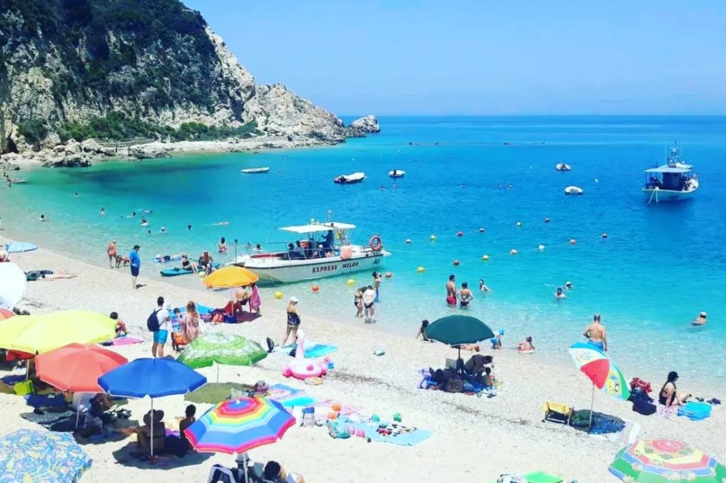 Plaža u Nidriju na Lefkadi – popularno mesto za kupanje i izlete brodom