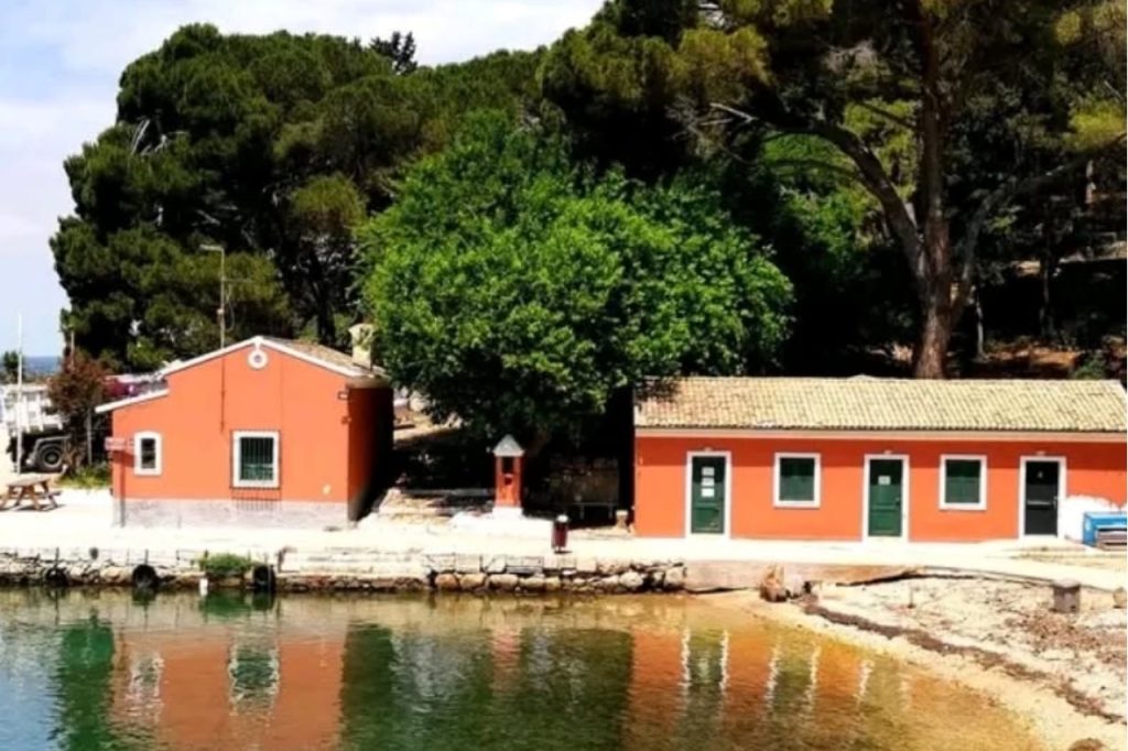 Mandraki luka u Corfu Town na ostrvu Krf u Grčkoj