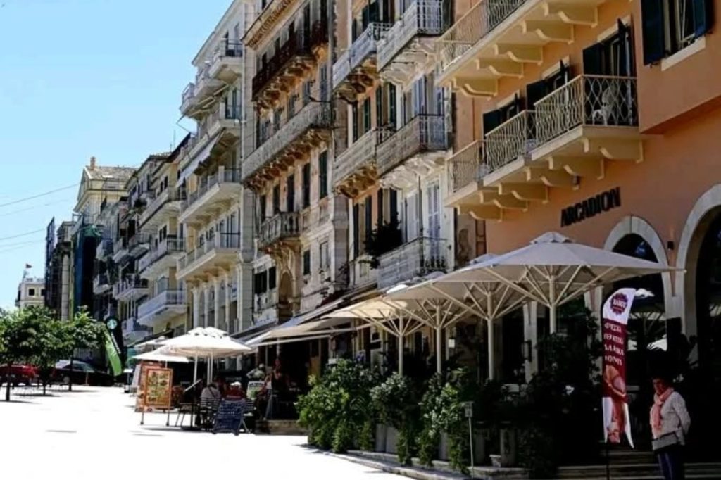 Centar Corfu Town na ostrvu Krf – šetalište i restorani
