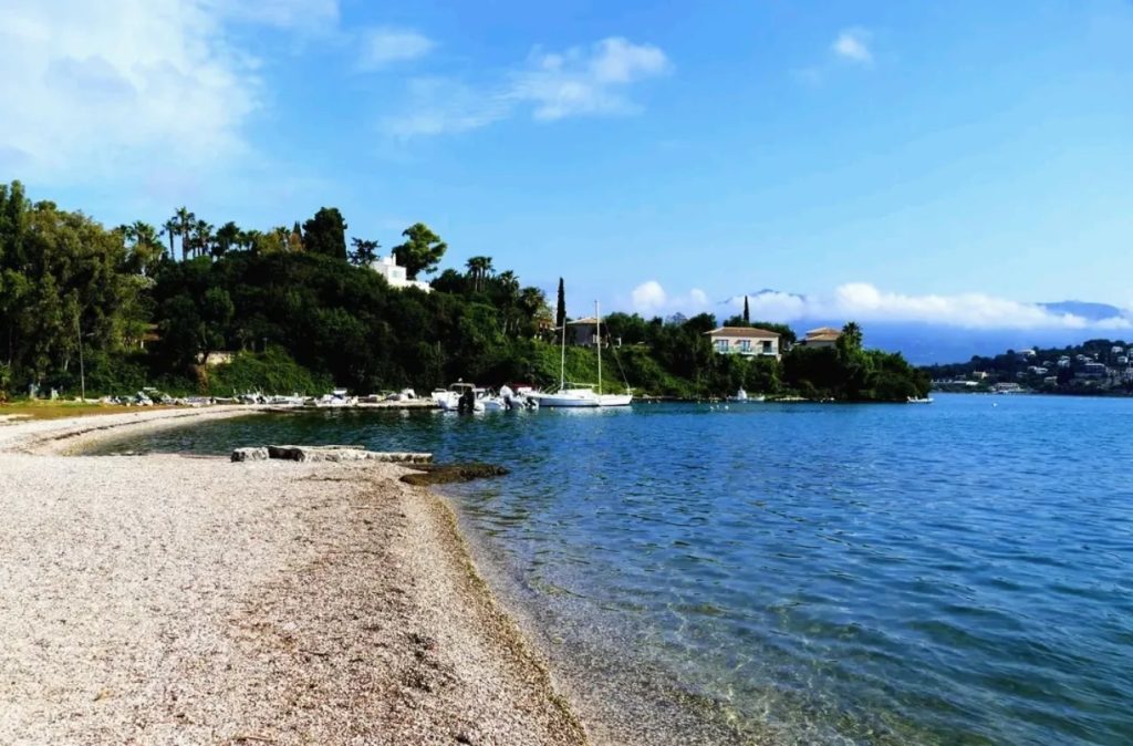 Plaže u blizini Corfu Town – idealne za kratko kupanje tokom obilaska grada