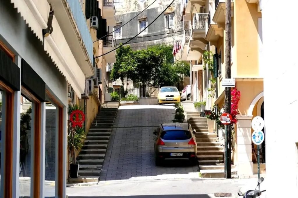 Ulice Corfu Town na ostrvu Krf – tipična arhitektura starog grada