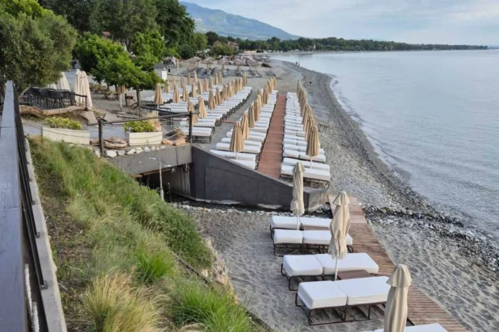 Plaža u Platamonu sa ležaljkama u Olimpskoj regiji Grčke