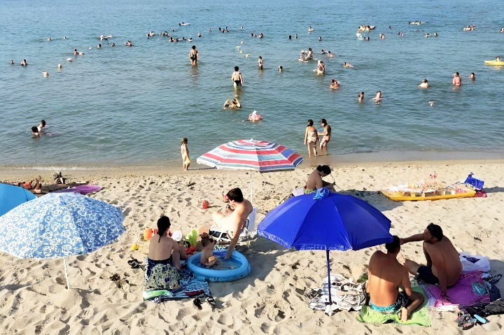Gradska plaža u Nei Poriju sa decom
