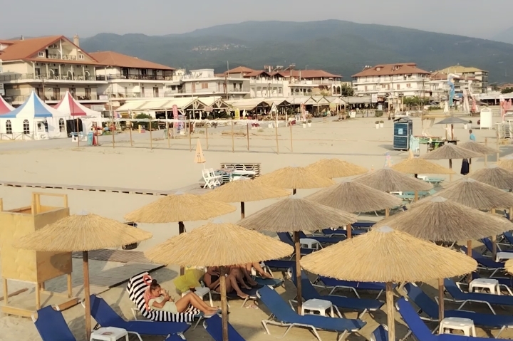 Plaža u centru Nei Porija u Olimpskoj regiji Grčke