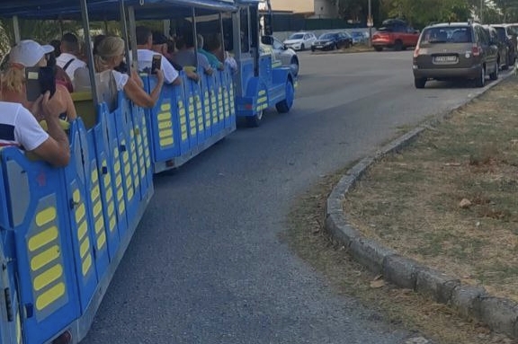 Mini turistički voz između Nei Porija i Platamona u Grčkoj