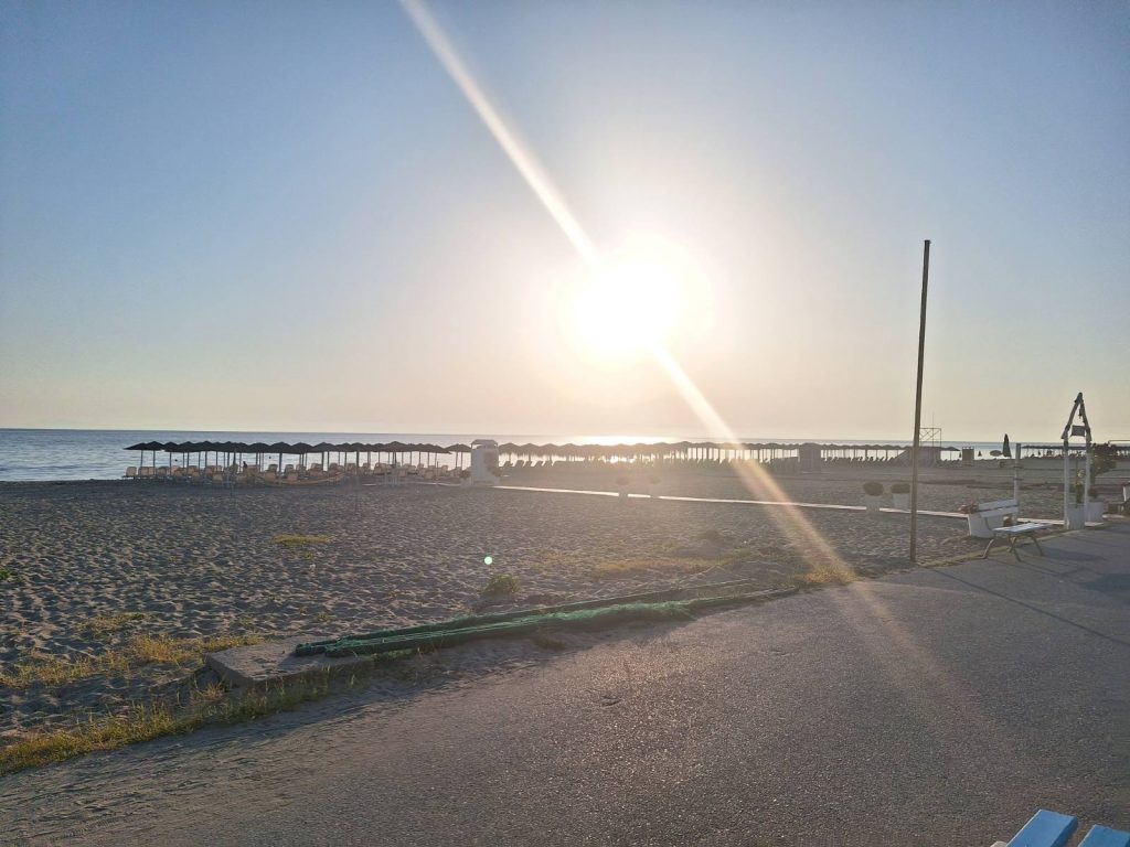 Ležaljke i suncobrani na plaži u Olympic Beachu