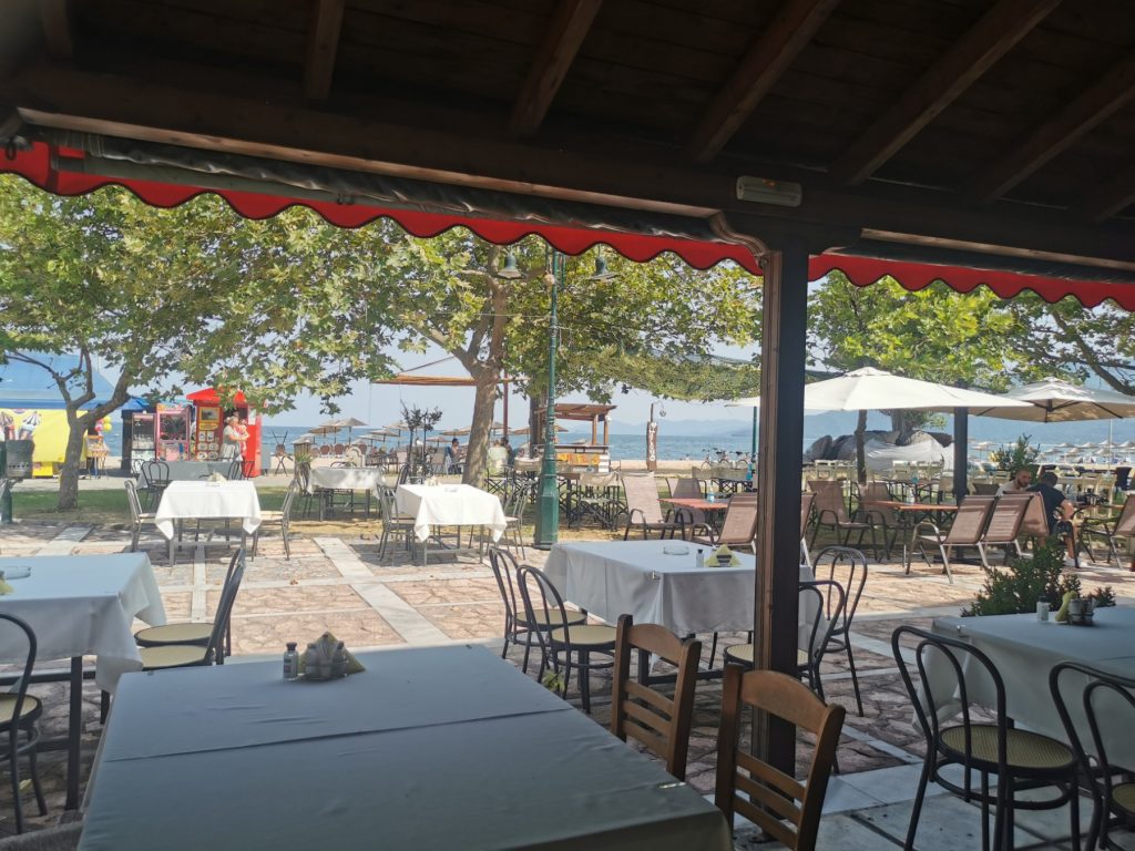 Restorani i taverne uz samu plažu u letovalištu Olympic Beach u Grčkoj