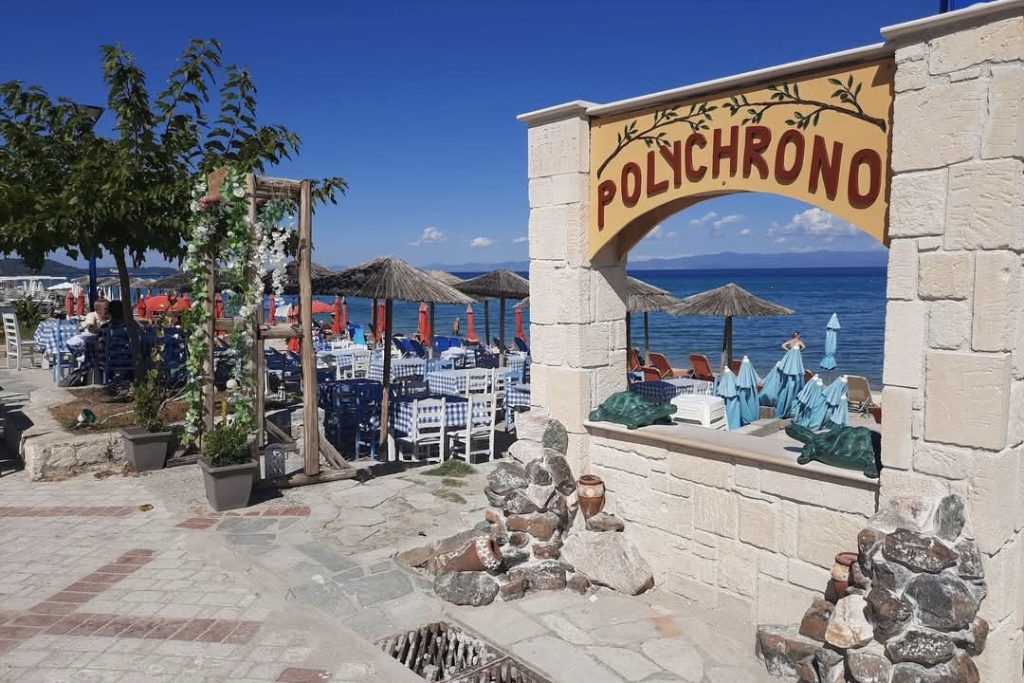 Ulaz na plažu u Polihronu na Kasandri Halkidiki