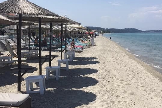 Ležaljke i suncobrani na plaži u Polihronu