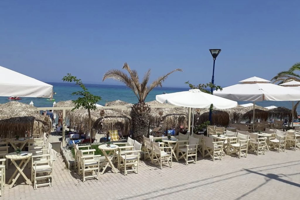 Restorani i kafići na plaži u Polihronu