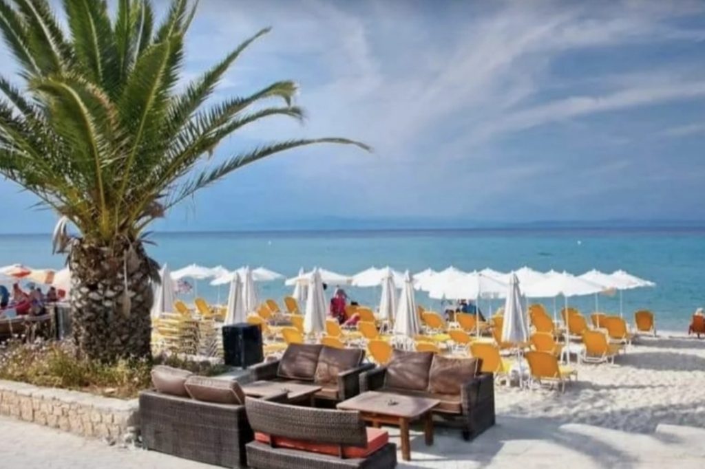 Plaža sa ležaljkama u Polihronu na Kasandri Halkidiki