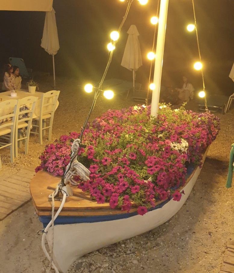 Noćna atmosfera na plaži u Haniotiju na Kasandri