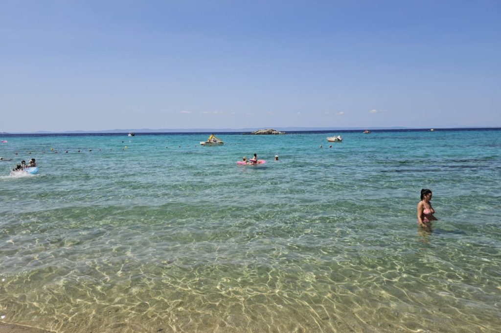 Plaža u Afitosu na Halkidikiju – plitko i kristalno čisto more
