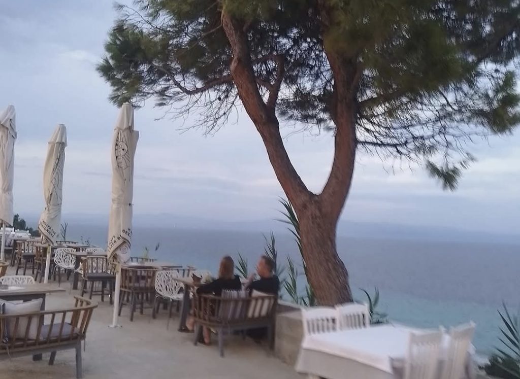 Restoran u Afitosu na Halkidikiju sa pogledom na more i borovo drvo
