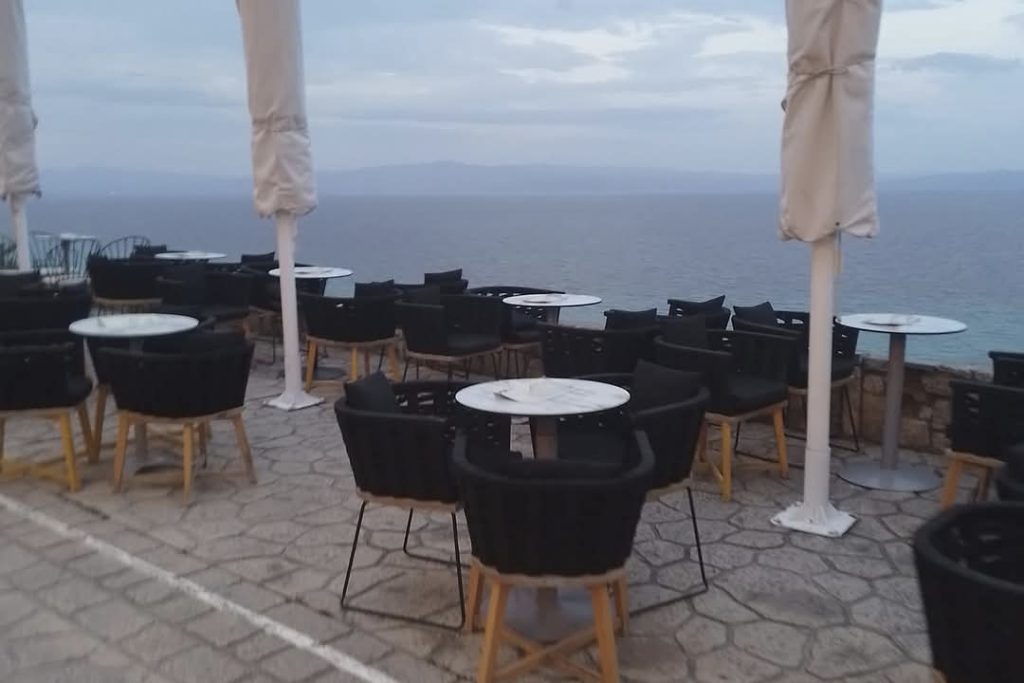 Terasa restorana u Afitosu na Halkidikiju sa pogledom na Toroneos zaliv