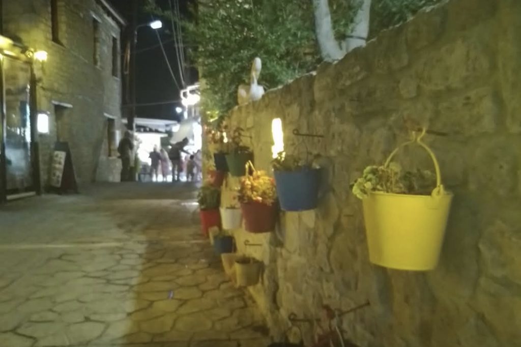 Noćna atmosfera u Afitosu na Halkidikiju sa kamenim ulicama i cvećem