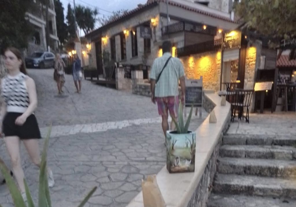 Kamene ulice i restorani u starom selu Afitos na Halkidikiju