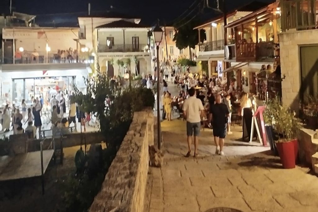 Noćni život u Afitosu na Halkidikiju – restorani i kamene ulice pune turista