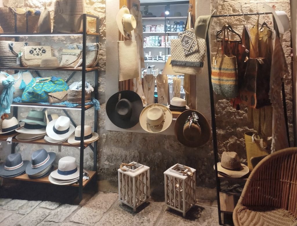 Suvenirnica u Afitosu na Halkidikiju sa tradicionalnim torbama, šeširima i letnjim modnim dodacima