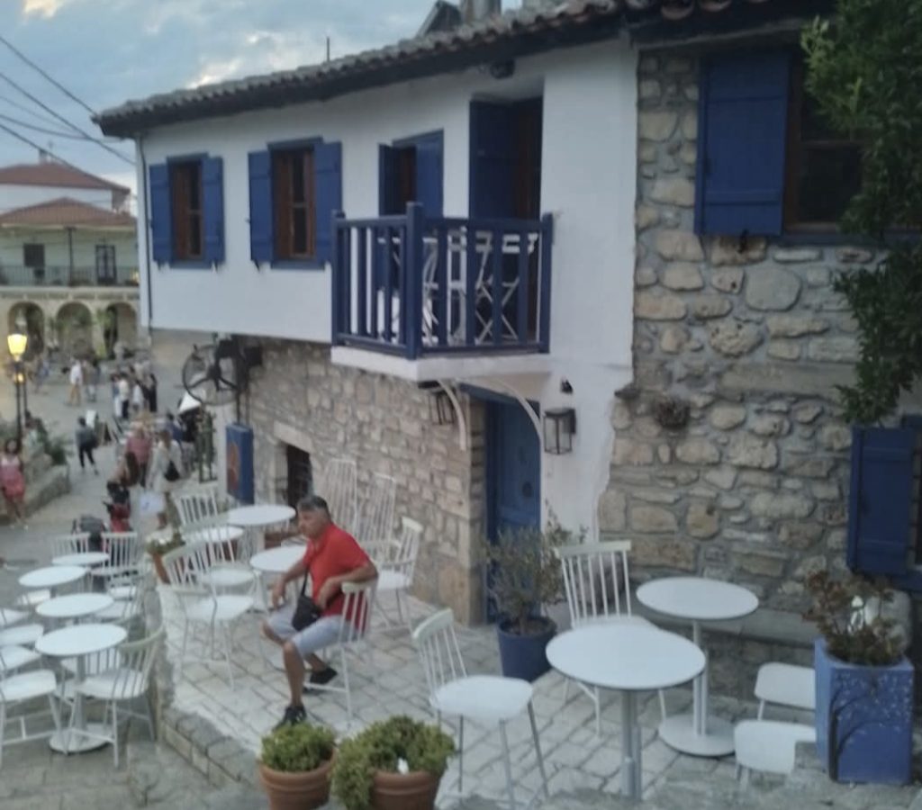 Tradicionalna kamena kuća i mali kafić u starom delu Afitosa na Kasandri Halkidiki