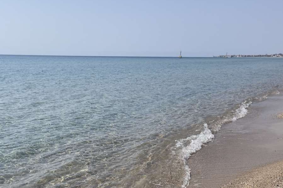 Plaža sa ležaljkama u Nea Moudaniji na Halkidikiju