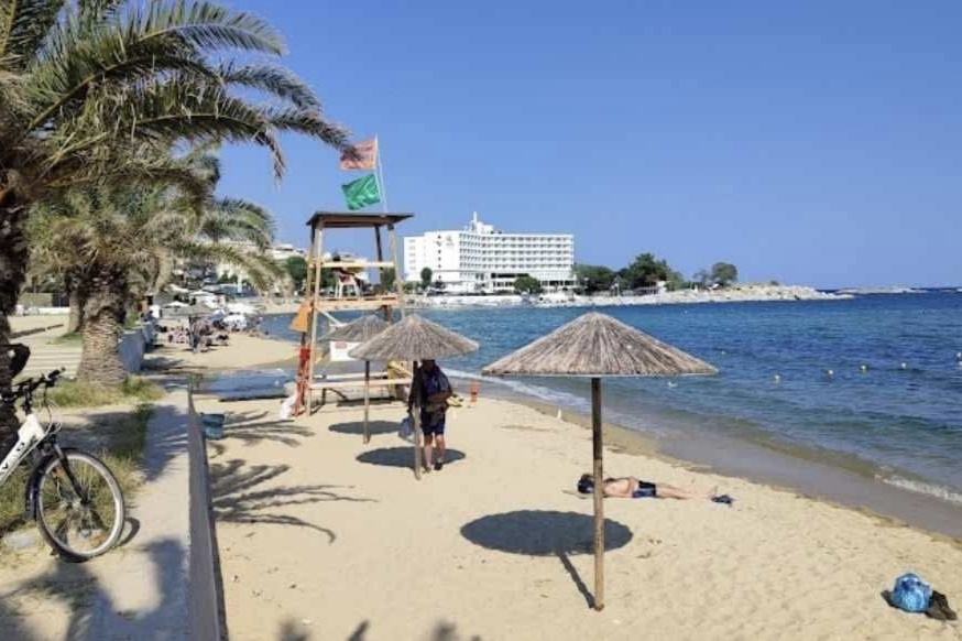 Gradska plaža u Kavali sa palmama i šetalištem