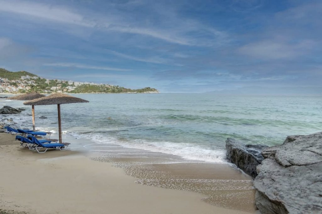 Skrivena plaža u Kavali sa stenama i tirkiznim morem