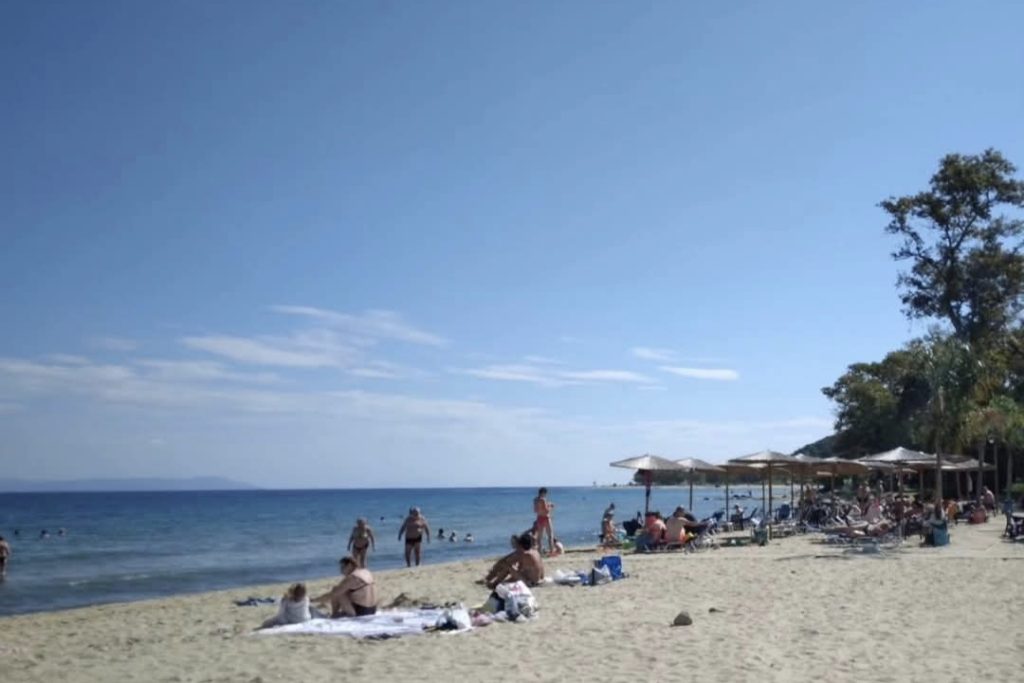 Plaža u Stavrosu sa suncobranima i opuštenom atmosferom