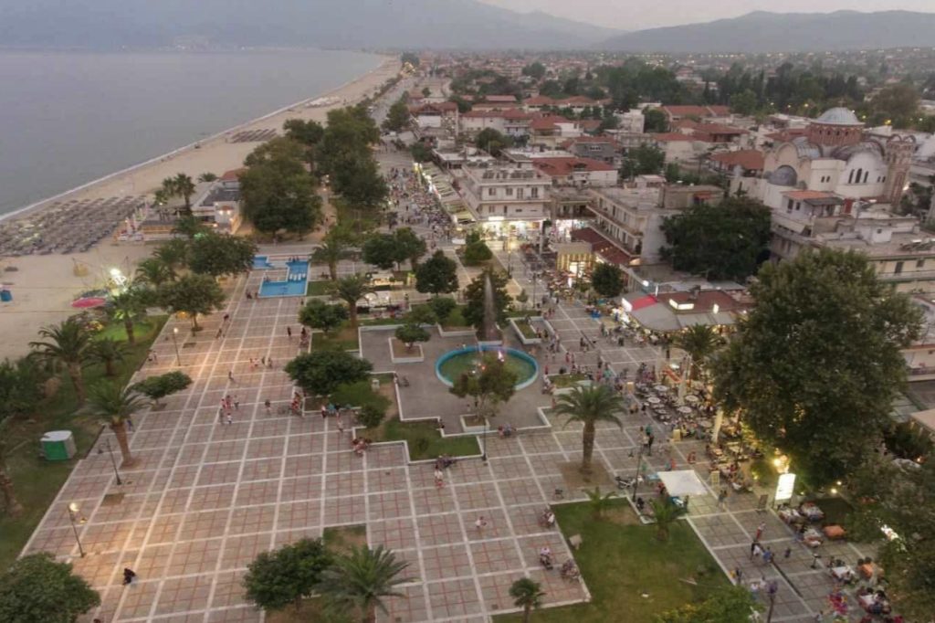 Centar Asprovalte uveče sa šetalištem i plažom
