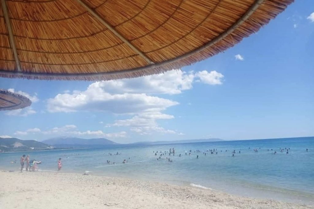 Peščana plaža i čisto more u Asprovalti